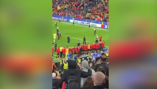 Tifozët shqiptarë të jashtëzakonshëm, shikoni përshëndetjen speciale me lojtarët në fundin e ndeshjes