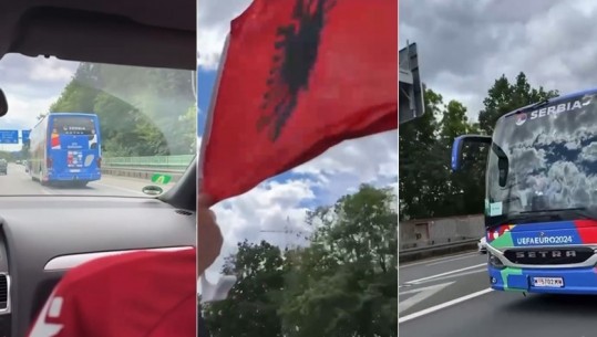 Euro 2024/ Tifozët e Kombëtares parakalojnë autobusin e Serbisë, i tregojnë simbolet kuqezi (VIDEO)