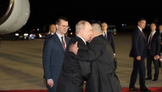 VIDEOLAJM/ Momenti kur Putin mbërrin në Korenë e Veriut, shtrëngimi i duarve dhe përqafimi me Kim Jong-un