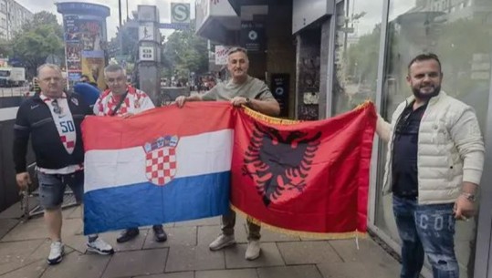 Babai i Arbër Hoxhës pozon me flamurin shqiptar dhe kroat: Të fitojë më i miri