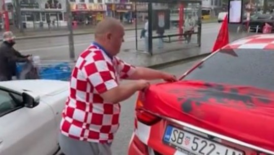 Tifozët kroat mbulojnë makinën me flamurin shqiptar, pozojnë për foto me tifozët kuq e zi (VIDEO)