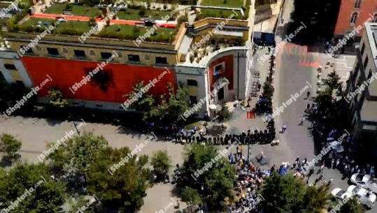 Tiranë, opozita sërish protestë para bashkisë, një grusht militantësh i bashkohen! Hedhin molotovë, Shikoni pamjet me dron