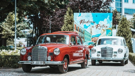 FOTO/ Makinat retro zbukurojnë pedonalen e Shkodrës, ekspozitë unike për adhuruesit e mjeteve klasike