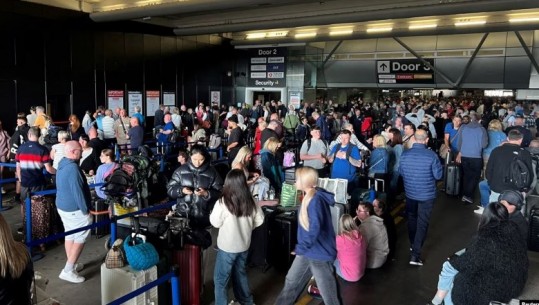 Kaos në Aeroportin e Manchesterit, fluturimet rifillojnë gradualisht pas rikthimit të energjisë