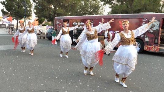 Tiranë/ ‘Valle në shesh’, turistët mësojnë kërcimet tradicionale