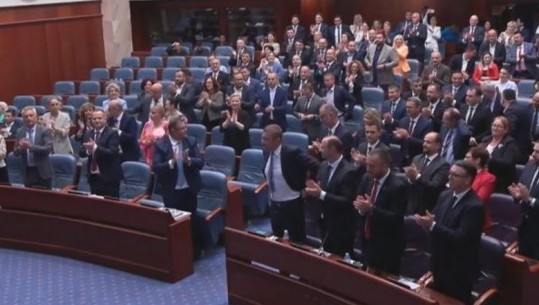 Me 77 vota ‘Pro’ në parlament, Maqedonia e Veriut bëhet me qeveri të re