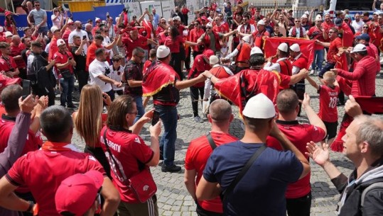 Tifozët shqiptar 'pushtojnë' Dusseldorf, të veshur kuqezi kërcejnë me tupana