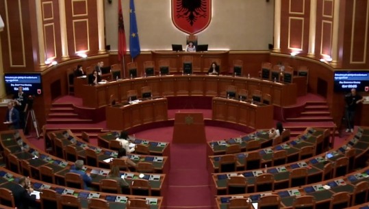 VIDEO/ Ndeshja e kombëtares, deputetët ‘braktisin’ seancën! Kuvendi nis me vonesë, s’pati kuorum