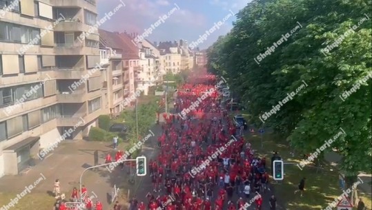 VIDEOLAJM/ ‘Uragani’ kuqezi dhuron spektakël në Gjermani, tifozët e Kombëtares marshojnë drejt stadiumit