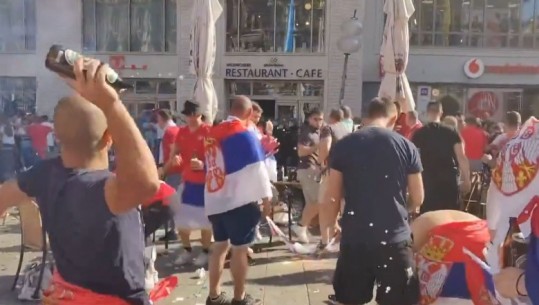 VIDEO/ Tifozët e Serbisë sërish protagonistë në Euro 2024, shishe dhe karrige kokës me ultrasit e Danimarkës! Përplasje edhe me policinë
