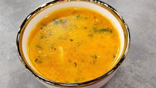 Supë plot shije me makarona me petë dore të bëra vetë në çast nga zonja Albana
