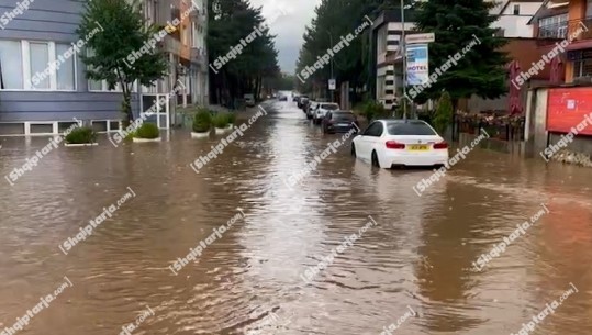 VIDEO/ Reshje e breshër në Kukës, përmbyten rrugët