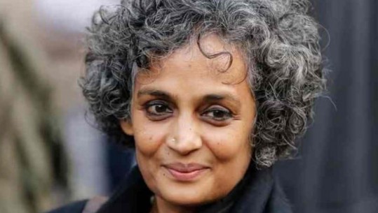 Autorja indiane Arundhati Roy merr çmimin ”PEN Pinter”, për zërin e fuqishëm ndaj padrejtësive