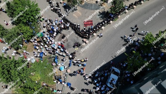 Opozita thërret protestë, por vetëm një grusht militantësh i bashkohen para bashkisë së Tiranës! Pamjet me dron