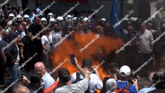 Opozita në protestë para bashkisë së Tiranës me një grusht militantësh, i vënë flakën gomave, njëri rrezikon të digjet