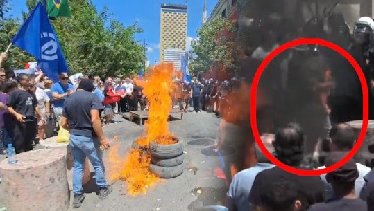 VIDEOLAJM/ Opozita protestë me tym e zjarr, momenti kur flakët kapin këmishën e militantit të opozitës 