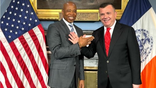 Balla me Kryetarin të Bashkisë së New Yorkut, Eric Adams, bëjnë bashkë shqiponjën