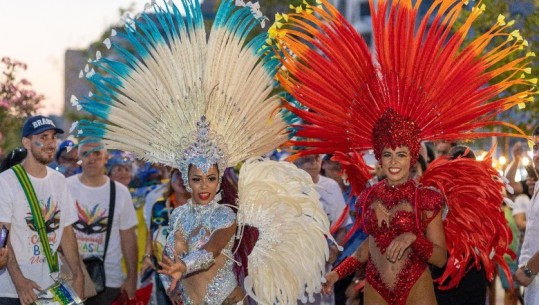 Karnavalet e Brazilit zbresin në Vlorë, samba e kostume shumëngjyrëshe! Spektakël për vendasit e të huajt (FOTO)