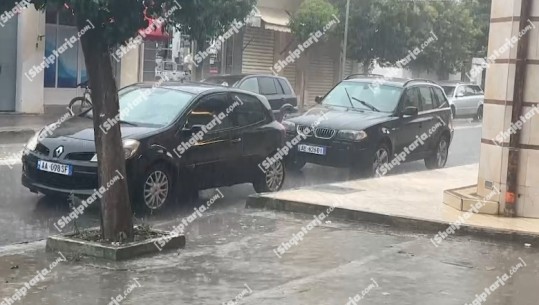 Shiu i dendur në Vlorë, krijohet trafik i rënduar! Pushuesit largohen nga plazhet