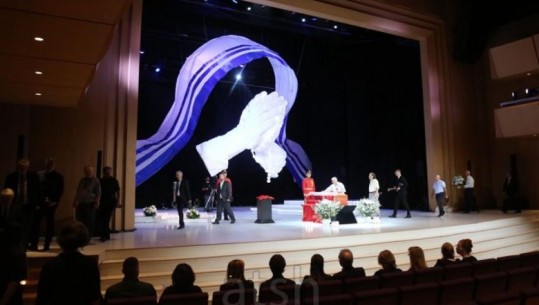 LIVE- Lamtumirë Ismail Kadare! Shqipëria e Kosova nderojnë kolosin e letërsisë shqipe! Do përcillet në banesën e fundit me ceremoni shtetërore