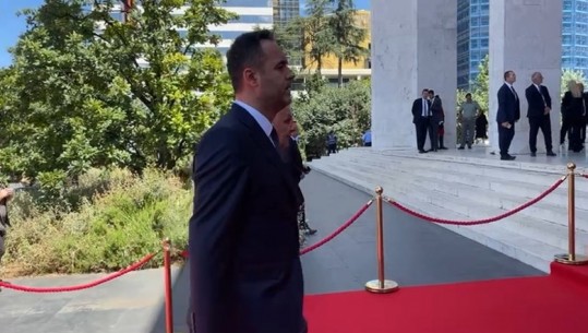 Lamtumirë Ismail Kadare, në homazhe edhe kryetari i Kuvendit të Kosovës