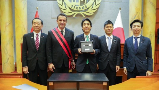 Veliaj nderon me ‘Çelësin e Qytetit’ kryetarin e Komitetit të Miqësisë Shqiptaro-Japoneze, Minoru Kiuchi: Forcojmë lidhjen mes Tiranës dhe Tokios