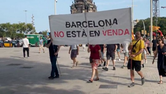 Protestë kundër turizmit masiv në Barcelonë, bllokohen lokalet