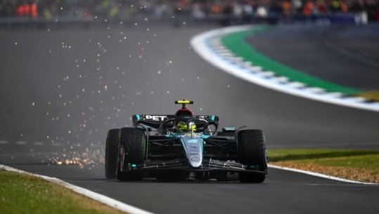 Fitorja e parë që prej 2021, Hamilton ia del përballë Verstappen në Çmimin e madh të Anglisë