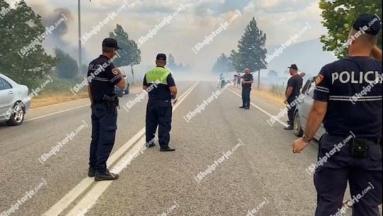 VIDEOLAJM/ Zjarret në Dropull, flakët i afrohen aksit nacional Gjirokastër - Kakavijë, bllokohet lëvizja, qytetarët presin  