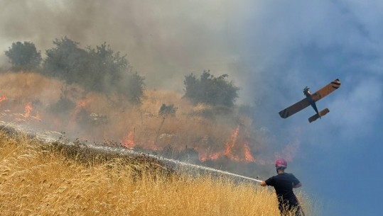 Riaktivizimi i zjarrit në Delvinë, Greqia dërgon 2 avionë për shuarjen e flakëve 