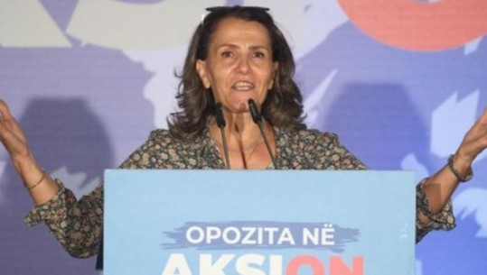 ‘Populli shqiptar, prostitutë’, mësuesja e skandalit, në foltoren e protestës së PD