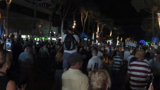 Protesta e opozitës, militantët e PD nisen drejt Bashkisë së Tiranës, pas tyre vrapojnë dhe policët 