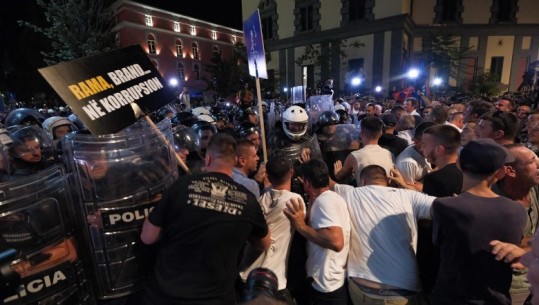 FOTO/ Militantët e Berishës përplasen me efektivët te Bashkia e Tiranës