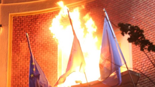 Bashkia e Tiranës në flakë, militantët e PD hedhin molotov tek dritarja e godinës! Digjet flamuri kombëtar 
