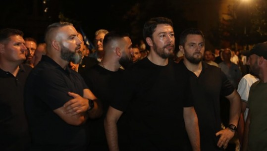 Edhe Shkëlzen Berisha në protestën para kryeministrisë ku kërkohet lirimi i babait të tij