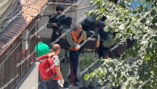 Korçë/ 71-vjeçari me probleme mendore qëllon me armë dhe mbyllet në banesë! Pas 2 orësh rezistencë prangoset nga RENEA (VIDEO)