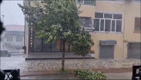 Moti i pazakontë, reshje të dendura shiu në Bulqizë (VIDEO)