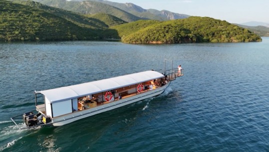 Mrekulli e natyrës, Rragami në Shkodër ‘thith’ turistët! Të huajt: Fantastike! Udhëtim me varka drejt Komanit e lumit të Shalës