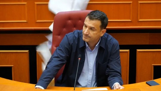 Tensionet në Këshillin Bashkiak të Tiranës, Tedi Blushi i hedh dosjen me letra Veliajt, përplaset fizikisht me Halit Valterin! Reagon kryetari: Rrugaç