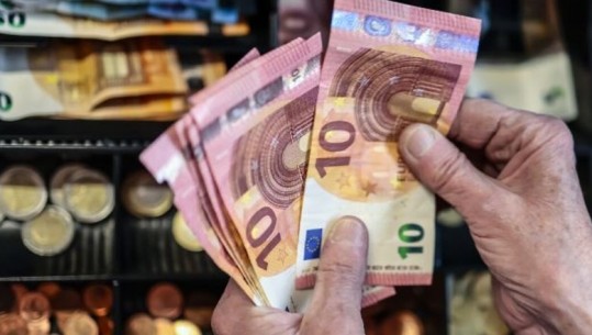 Euro e mbyll korrikun me vlerën më të ulët historike, këmbehet me 100 lekë