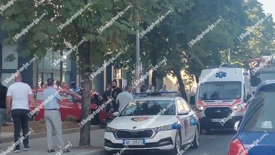 Tiranë/ Aksident i katërfishtë në zonën e Porcelanit! Makina i pret rrugën Audit, shoferi përplaset me dy automjete të tjera dhe përfundon në trotuar