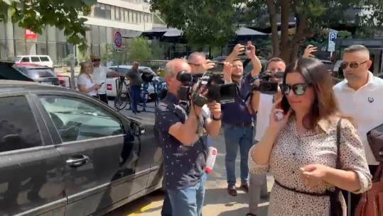'Qenke bërë e bukur sot...' Gazetarët ‘thumbojnë’ mjeken, Alketa Pere hyn në GJKKO me syze të zeza i buzëqesh kamerave 