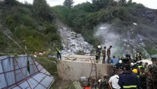 Nepal/ Rrëzohet avioni, 18 të vdekur! Piloti, i vetmi i mbijetuar 