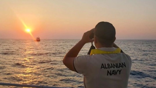 Anija shqiptare i shkon në ndihmë gomones me emigrantë në Egje, ministri i Mbrojtes: U shpëtuan 20 palestinezë 