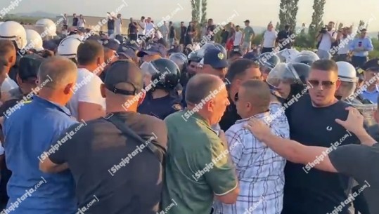 Banorët e Krujës e Fushë Krujës në protestë bllokojnë aksin Thumanë-Kashar përplasen me policinë: Na kanë bllokuar lëvizjen me Tiranën