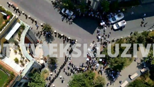 Militantët braktisin opozitën, as 50 veta para bashkisë së Tiranës!  Shikoni pamjet me dron të Report Tv (VIDEO)