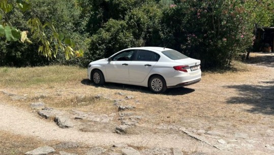 Makinë e parkuar në rrënojat e Butrinit, ministri: Ishte e Dhimitër Çondit, e bëtë sikur ishte biznes i Kumbaros