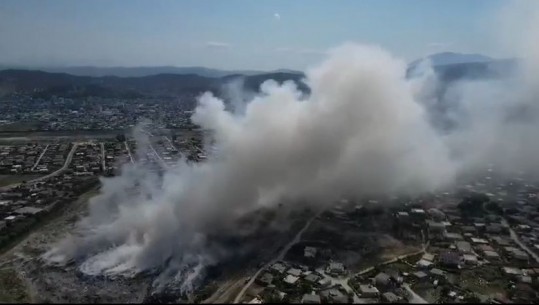 Vlorë/ Vijon zjarri në fushën e mbetjeve në Vlorë, pamje me dron nga reja e tymit që që ka pushtuar qytetin bregdetar
