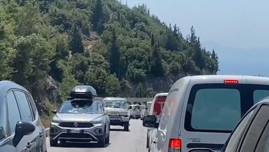 Dyndje drejt plazheve të jugut, trafik i rënduar në aksin Dhërmi-Himarë
