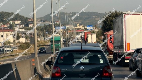 Radhë kilometrike automjetesh në autostradën Durrës-Tiranë, në Vorë qarkullimi është bllokuar